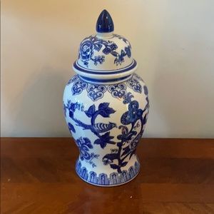NWOT ginger jar blue & white 15”x8”